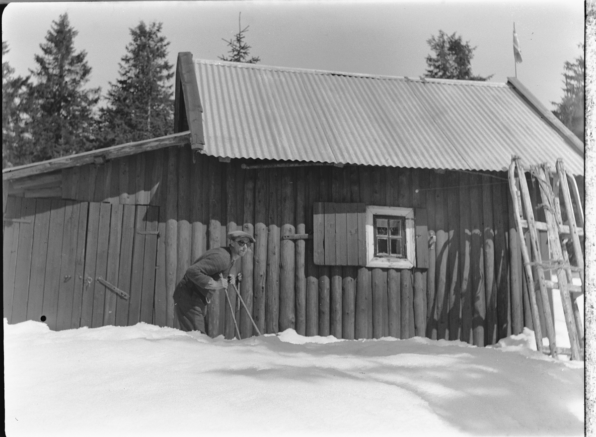 HYTTE, Solås. Ukjent mann med solbriller på ski. 
Hytta til Ole M. Martinsen (Spånestad) lå på Ruskåsen vest, Løten almenning. Det ble bygd ny hytte av familien Fuglebrenden på samme sted på 1970-tallet (Sportskapellet).