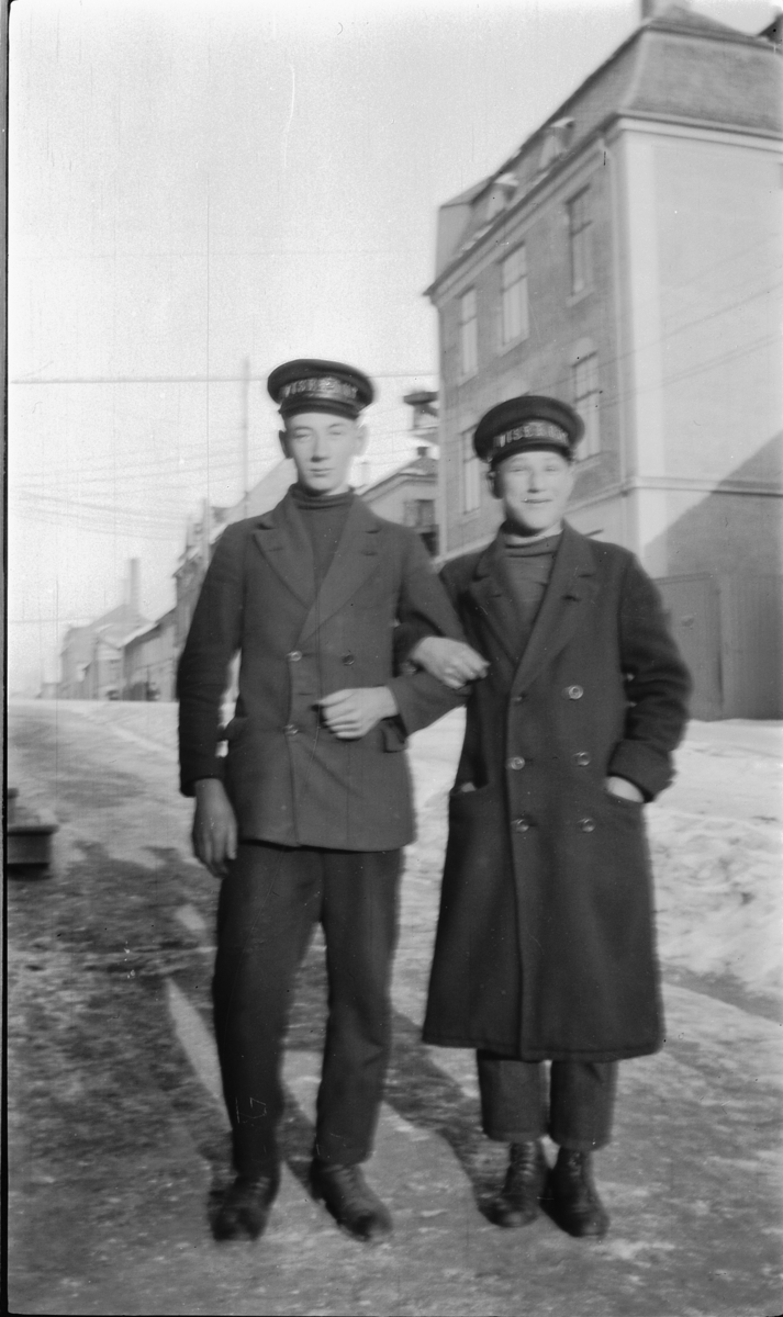 To ukjente gutter arm i arm, viserguttluer, Vangsvegen, Godagergården i bakgrunnen. Hamar. Ca 1916-1925. 