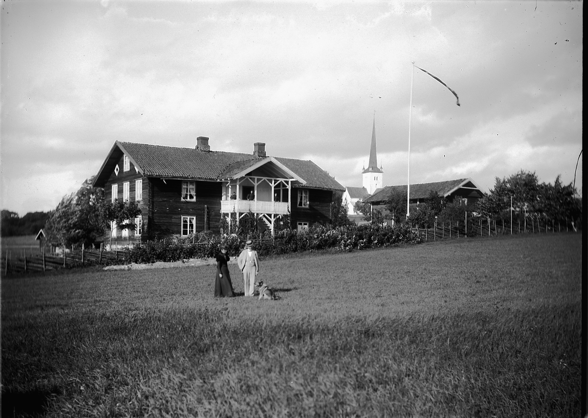 Ringsaker, Ringstrand, Ringsaker Handelsforening stiftet i 1870, i bakgrunnen Ringsaker kirke, det første bestyrerparet var Andreas Smestad (1845-1892) og Gunda Smestad (1854-1931)