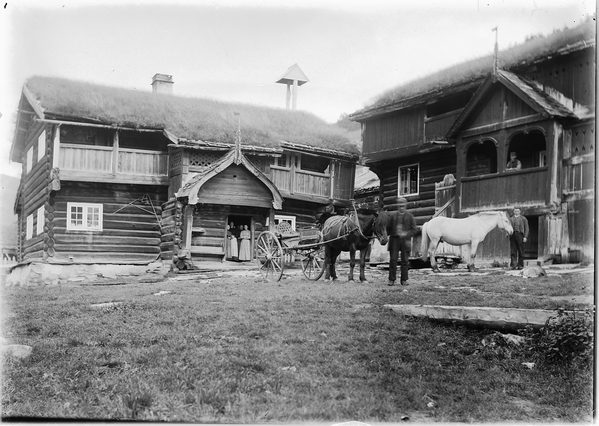 Sel kommune, Heidal, Bjølstad gård, tømmerbugninger med torvtak, hest med karjol, fredet gårdstun, inntun,