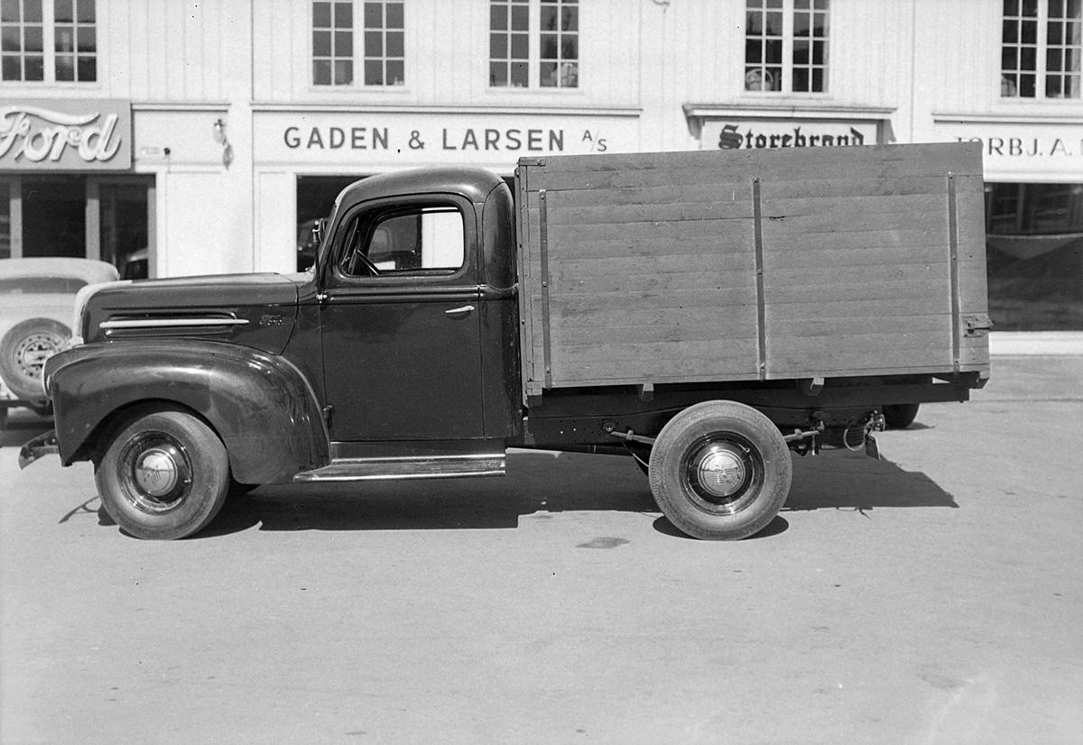 Lastebil utenfor Gaden & Larsen A/S
