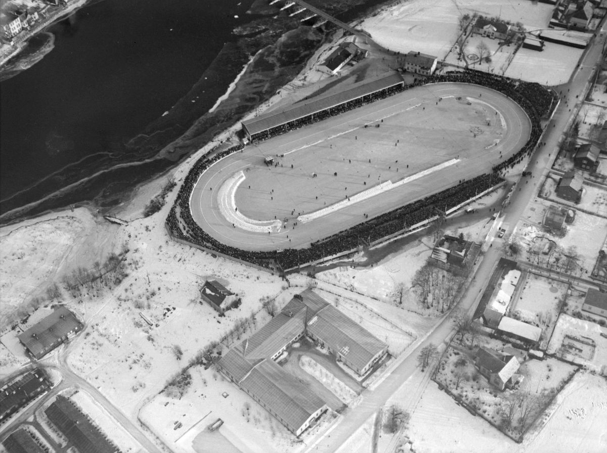 Stadion sett fra lufta under norgesmesterskap på skøyter