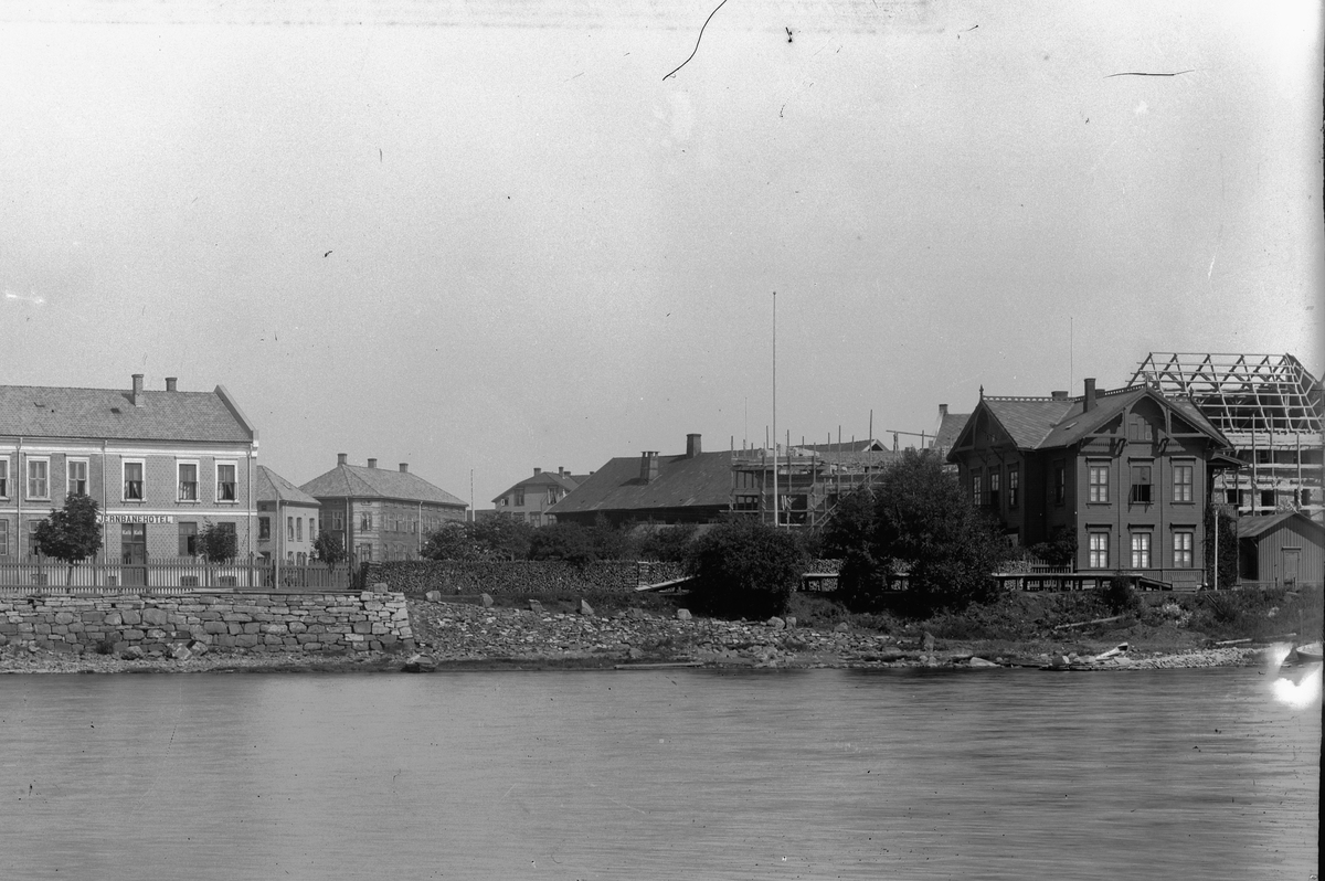 Jernbanehotellet i midten, den gamle Hamar Jernbanestasjon til høyre. Helt til høyre er Grand Hotell under oppføring.