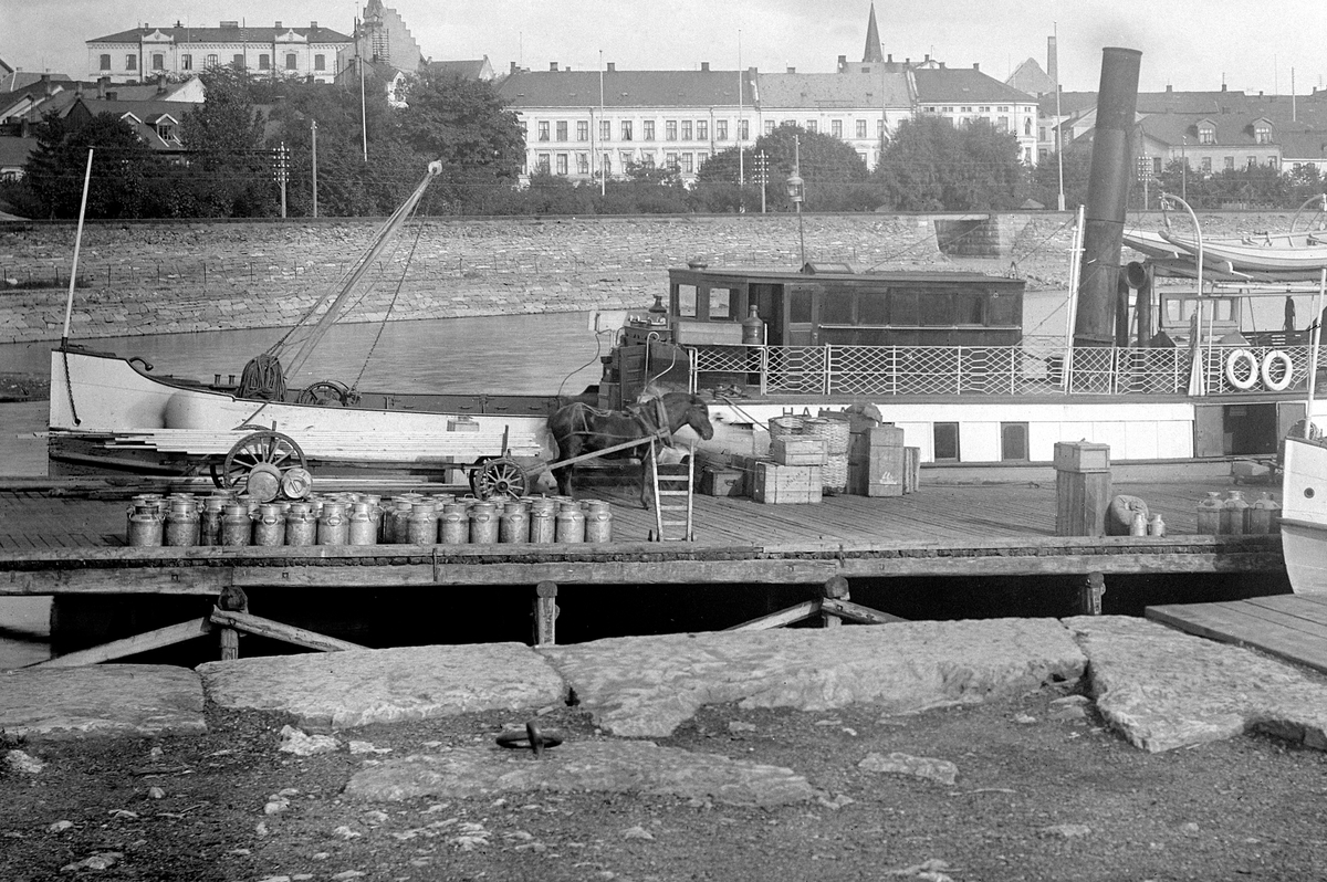 Hamar brygge med Mjøsbåter. Dampbåtene D/S Hamar og D/S Bundefjord. Lasting av gods. Hest med kjerre, melkespann og kasser.