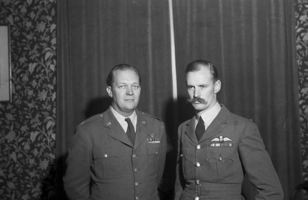 Major Dale Jensen og Wing Commander J.B. Coward