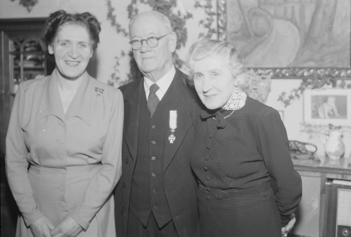 Isidor Nielsen utnevnes til ridder Dannebrogordenen og sammen med fru Hanna Margrethe og datter Agnes Harriet Høeg
