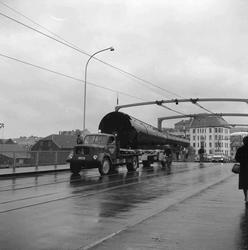 Ørens Mekaniske Verksted. Jernkonstruksjon fraktes til koksv