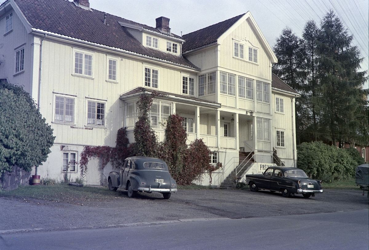 Freng Pensjonat, Brøttum, Ringsaker. Fargebilde. Eksteriør. Personbiler. 
Fra venstre: Chevrolet årsmodell 1946-48, Opel Kaptein 1956-57. 