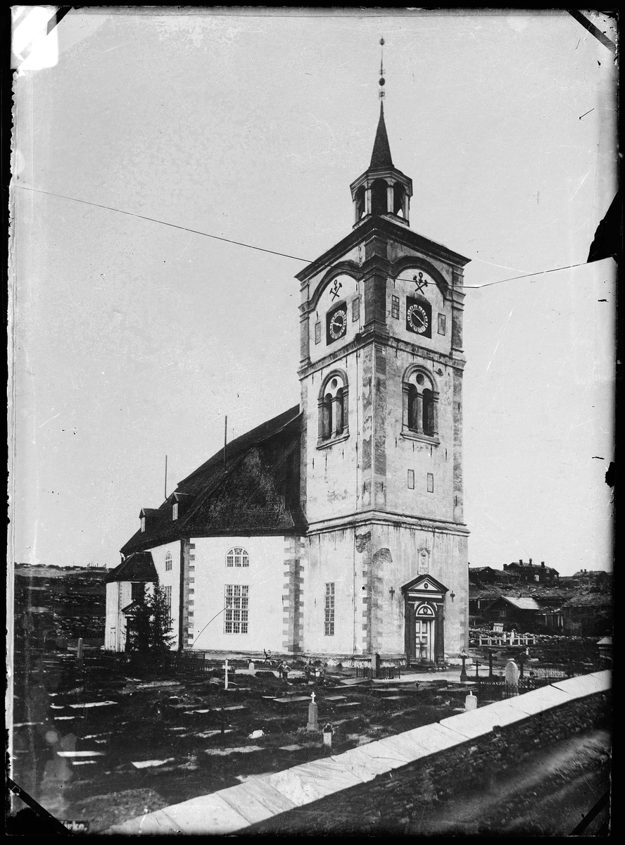 Røros kirke med omliggende kirkegård mot slutten av 1800-tallet