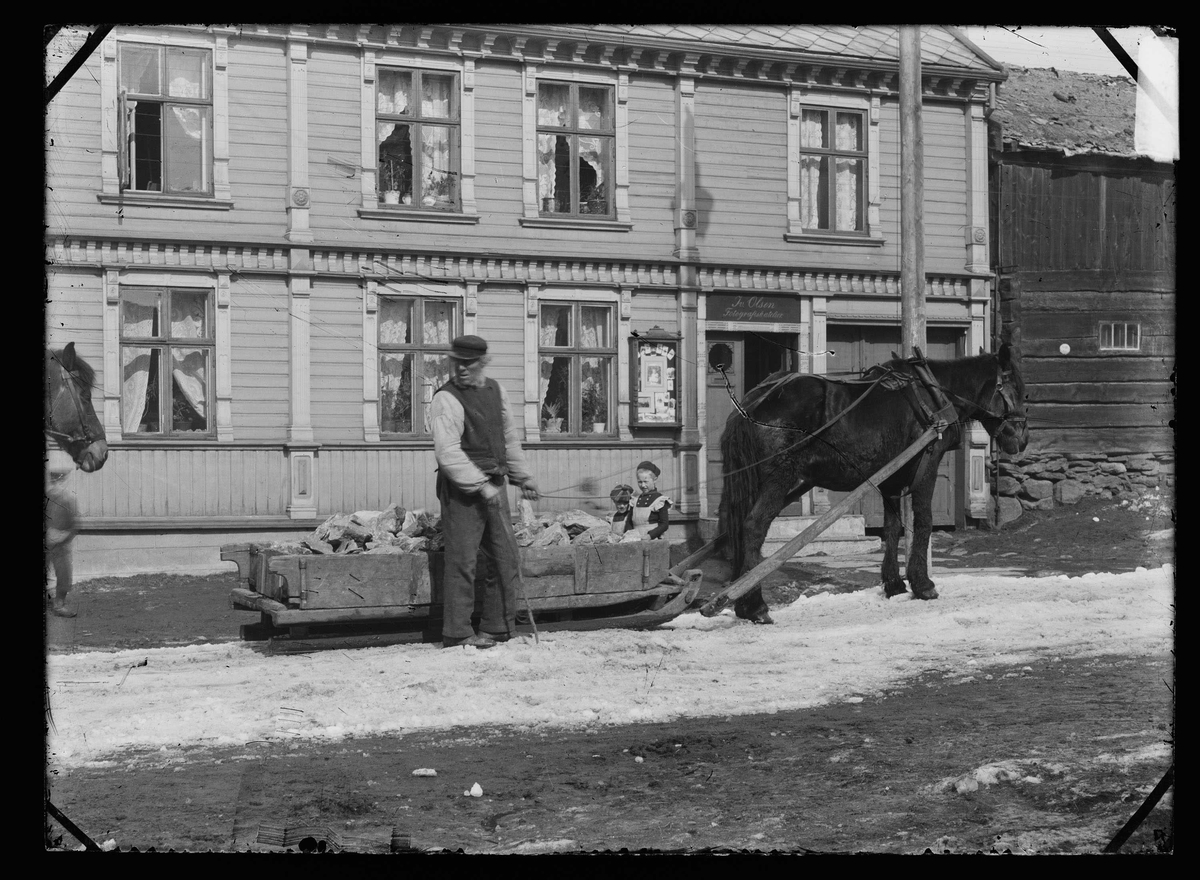 Malmkjører med hest og slede i Bergmannsgata på Røros