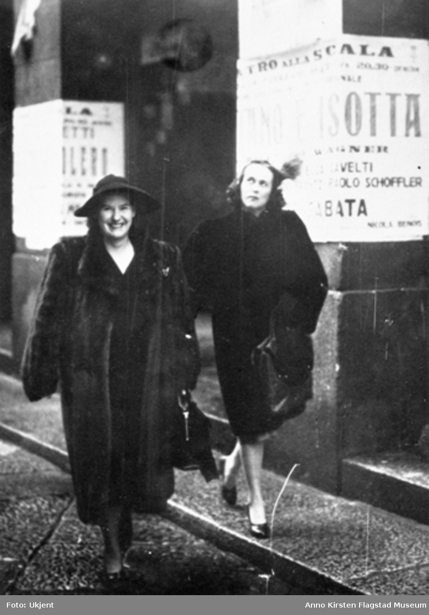 Kirsten Flagstad og hennes venninne Becky Hamilton utenfor La Scala, Milano april 1948. . Kirsten Flagstad and her friend Becky Hamilton outside La Scala, Milan, April 1948. 