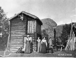 Personer foran stabbur