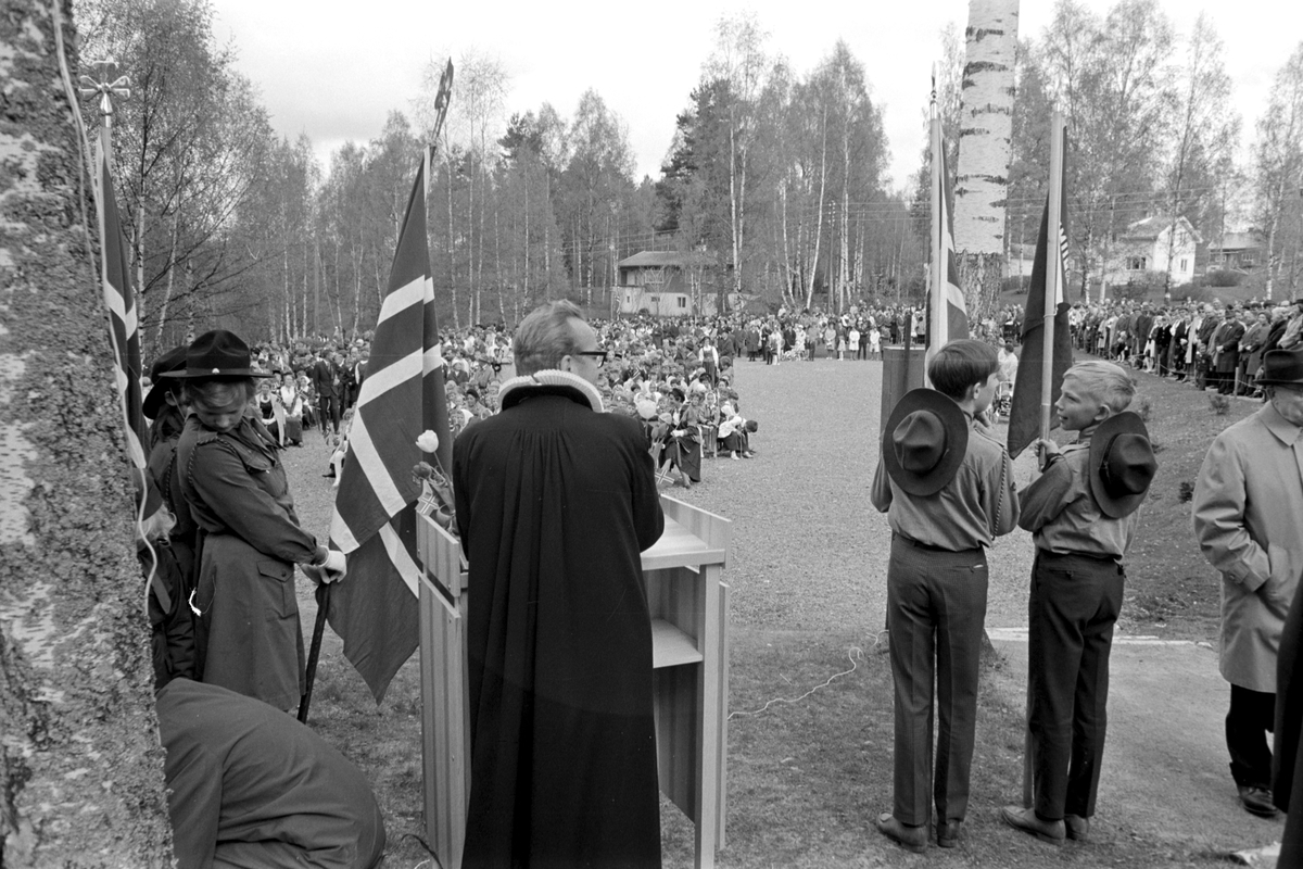 17. mai i Brumunddal 1968. Samling ved Brumunddal kirke, prest Carl Magnus Sjøgren, speidere. 