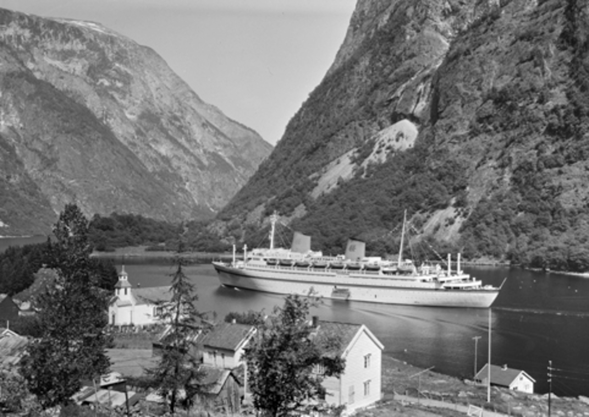 LANDSKAPSBILDE, CRUISESKIP KOMMER INN NÆRØYFJORDEN VED BAKKA. POSTKORT. FOTO, NORMANN. Cruiseskipet på bildet er Hapag-Lloyds M/S Europa, bygget i 1953 som Den Svenske Amerika Linjes M/S Kungsholm. 