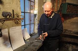 Øksesmed Oddbjørn Knudsen (f. 1935) forteller om smiing av m