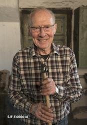 Smeden Oddbjørn Knudsen viser fram ei nysmidd og nyskjeftet 