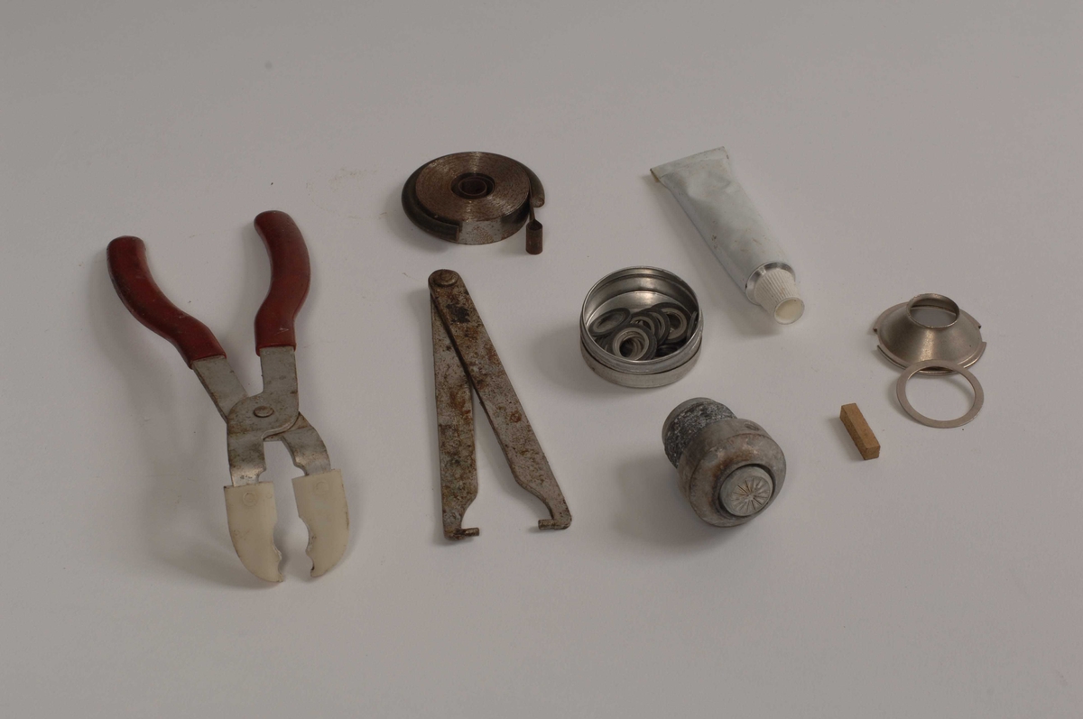 Rekvisitaskrin med verktøy og delar til Dalen gasslykt.