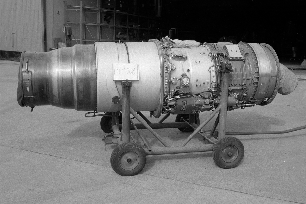 Flygmotor RM 6B. Motorn står placerad i vagn med gummihjul. För Fpl J 35A, J 35B, och Sk 35C.