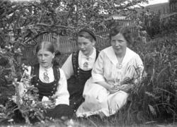 tre unge kvinner i hagen
