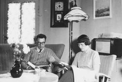 Ekteparet Getz Hansen sitter hjemme i egen stue og leser. Tr