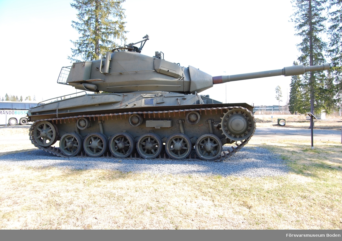 Ombyggnation från stridsvagn m/1942. 7,5 cm kanon och två kulsprutor m/1939 strv. Med hydraulisk växellåda (H i modellbeteckningen). Milregnr 692.