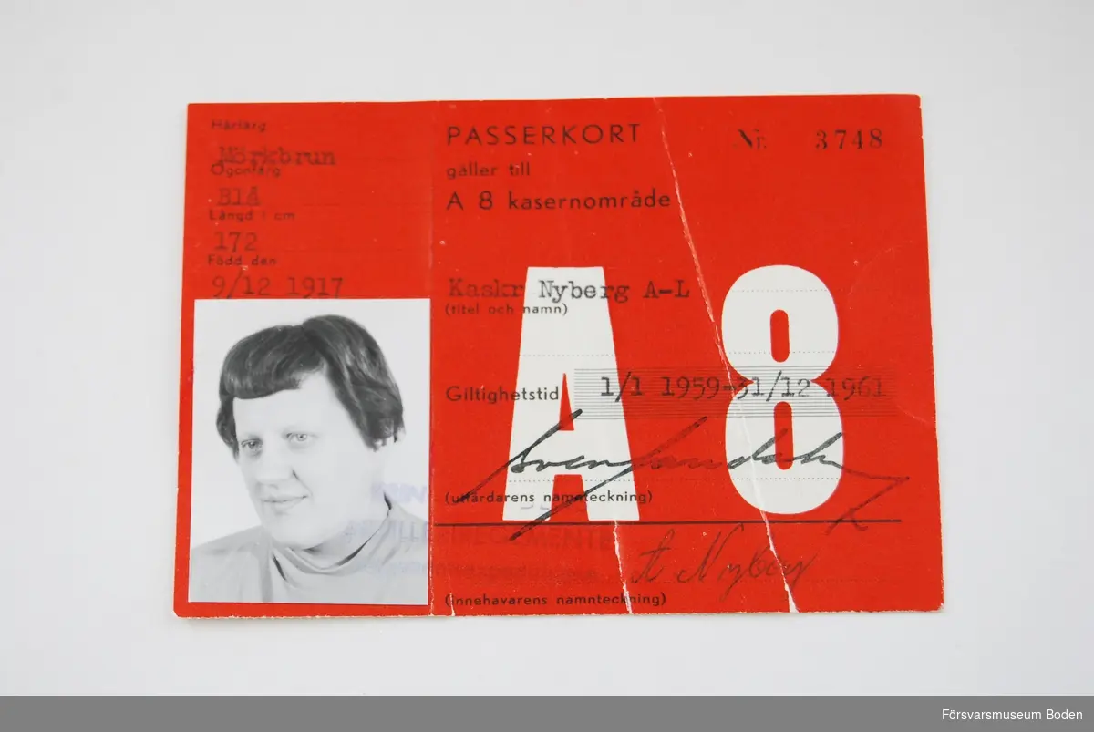 Passerkort nr 3748 för kansliskrivare Anna-Lill Nyberg, giltigt 1/1 1959-31/12 1961. Med påklistrat foto.