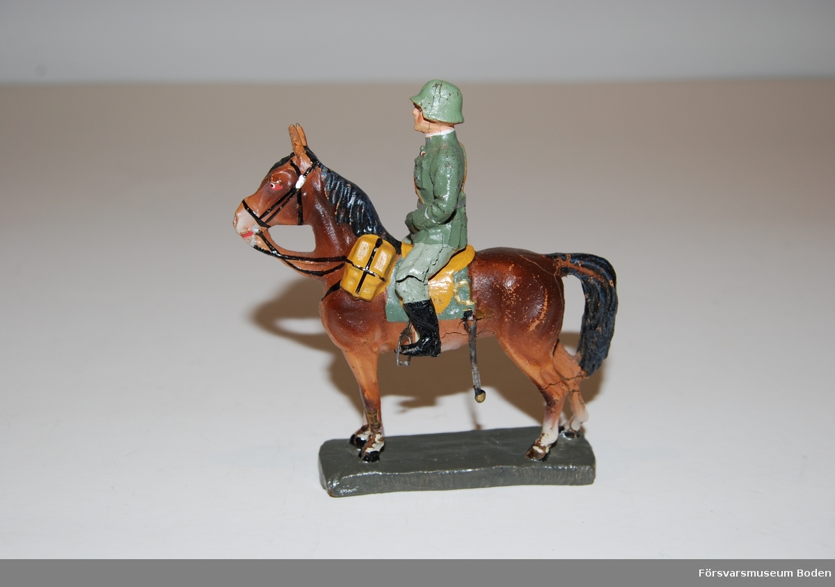 Kavallerist till häst. Av gjutmassa. Tillverkad i Tyskland före 1943.
