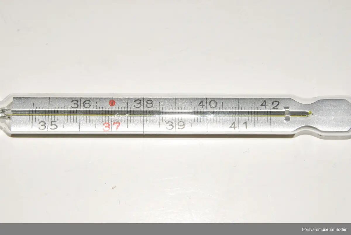 Oanvänd, i röd papphylsa. Termometerns längd 13 cm. Märkt "KISTNER-SJUCO Imp.".
