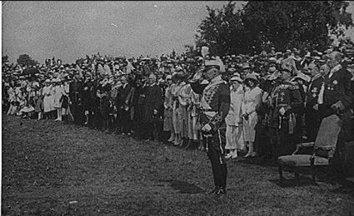Invigningen av regementets minnessten på Sanna hed den 1 Augusti 1920. H K H bjuder täckelsen falla.