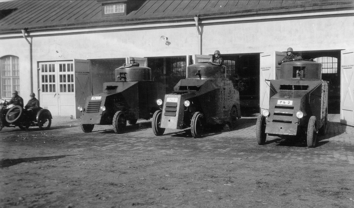 1930 - talet. Pansarbilar framför sitt nya garage.