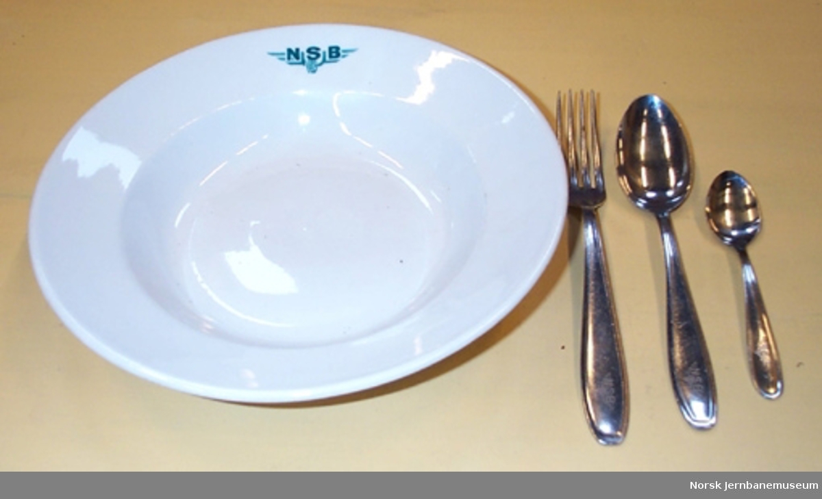 Dekketøy med NSB-logo: tallerkner, boller, kopper, skåler, bestikk etc.