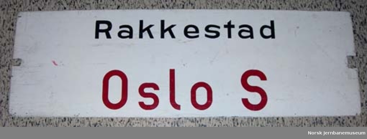 Destinasjonsskilt fra persontog, tosidig : "Oslo S - Rakkestad / Østre linje" og på motsatt side "Rakkestad - Oslo S"