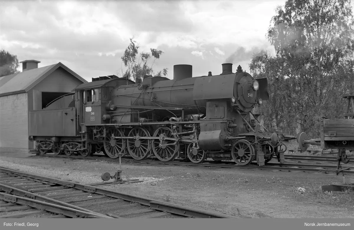 Damplokomotiv type 30b nr. 346 foran lokomotivstallen på Lillehammer stasjon