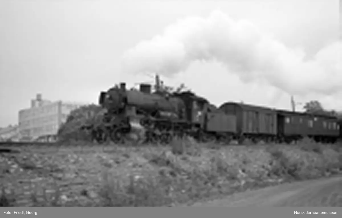 Damplokomotiv type 30b nr. 346 med persontog til Lillehammer på veg ut fra Hamar stasjon