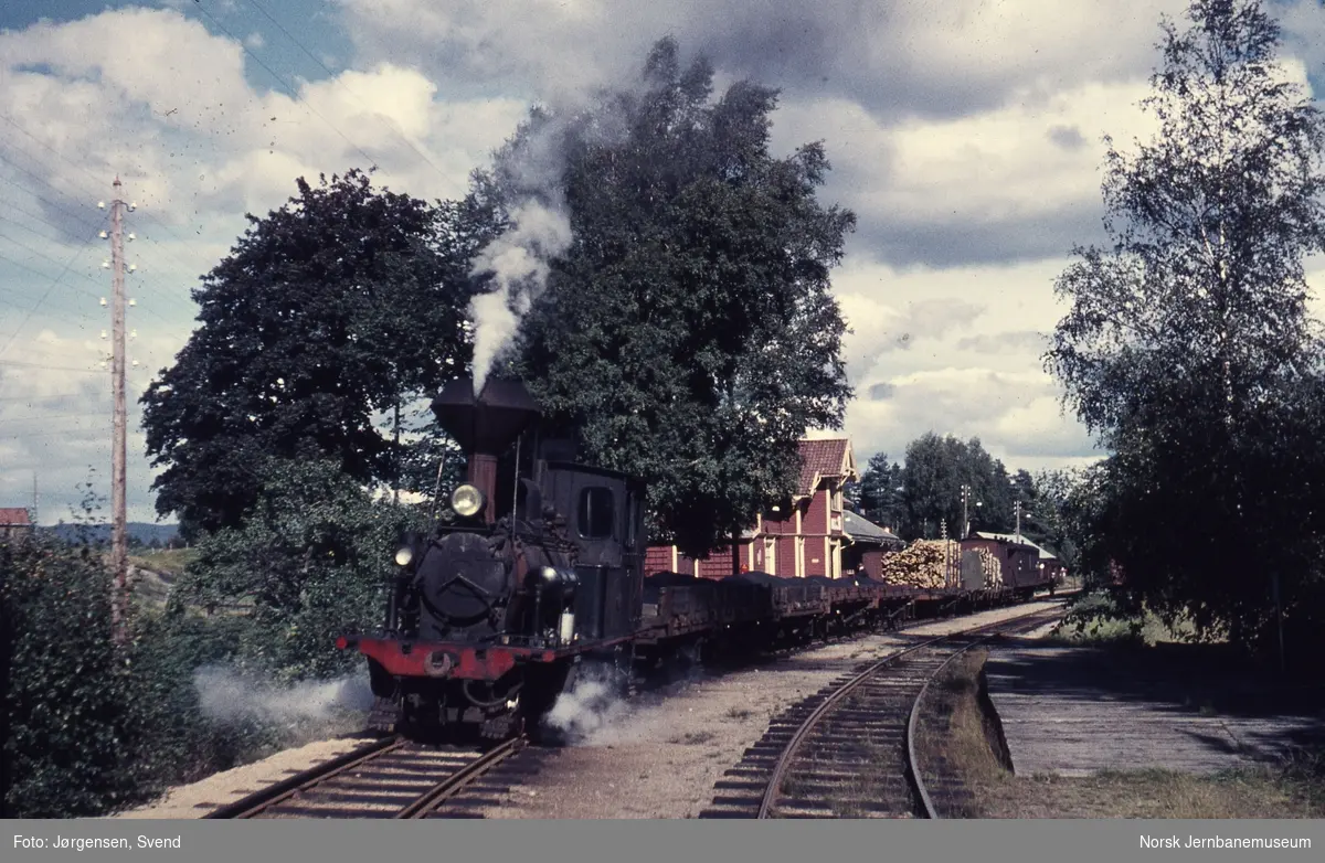 Damplokomotiv nr. 5 foran godstog 5662 på Hornnes stasjon