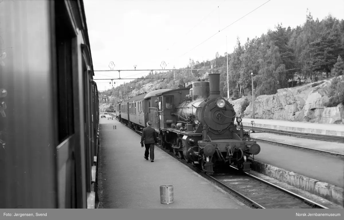 NSB damplok type 18c nr. 158 foran persontog på Nelaug stasjon