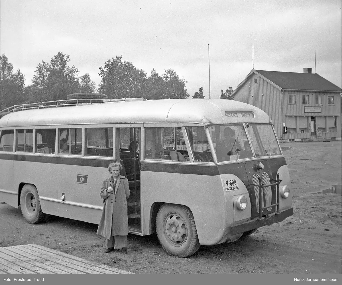 Svanvik med bussen til Kirkenes, Y-808