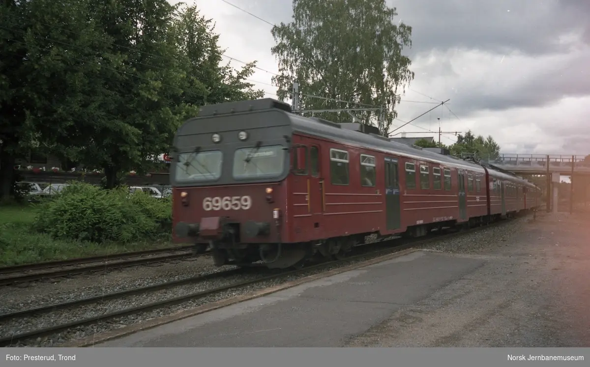 Lokaltog type 69 på Drammenbanen, med styrevogn BS 69 659 fremst