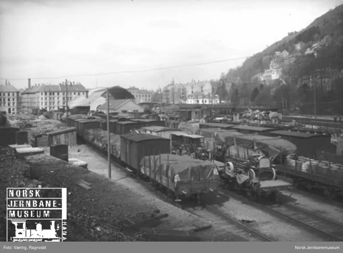 Godsvogner på Bergen stasjon; noen av godsvognene er lastet med biler