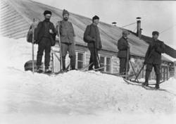 Bergensbanens anlegg; fem menn på ski foran ingeniørboligen 
