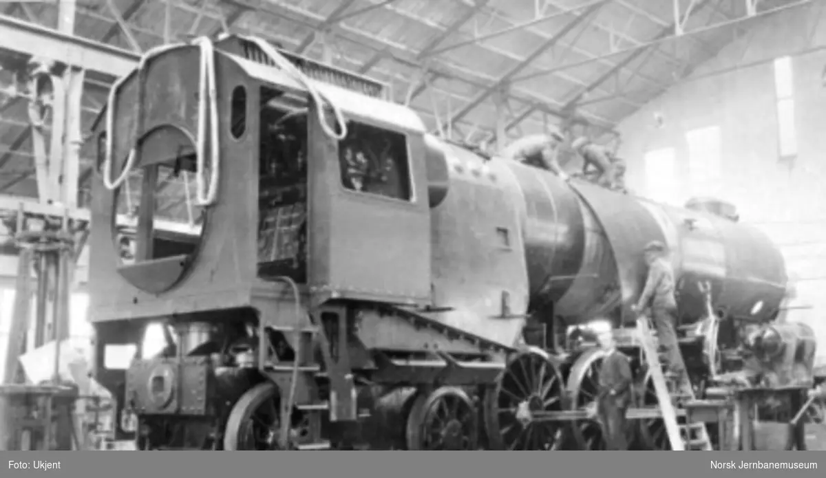 Damplokomotiv type 49a "Dovregubben" under bygging; montering av kjelplatene pågår