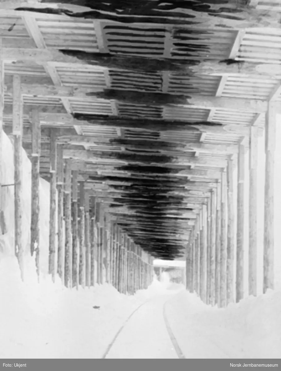 Bilde innvendig i et snøoverbygg ved Bjørnfjell