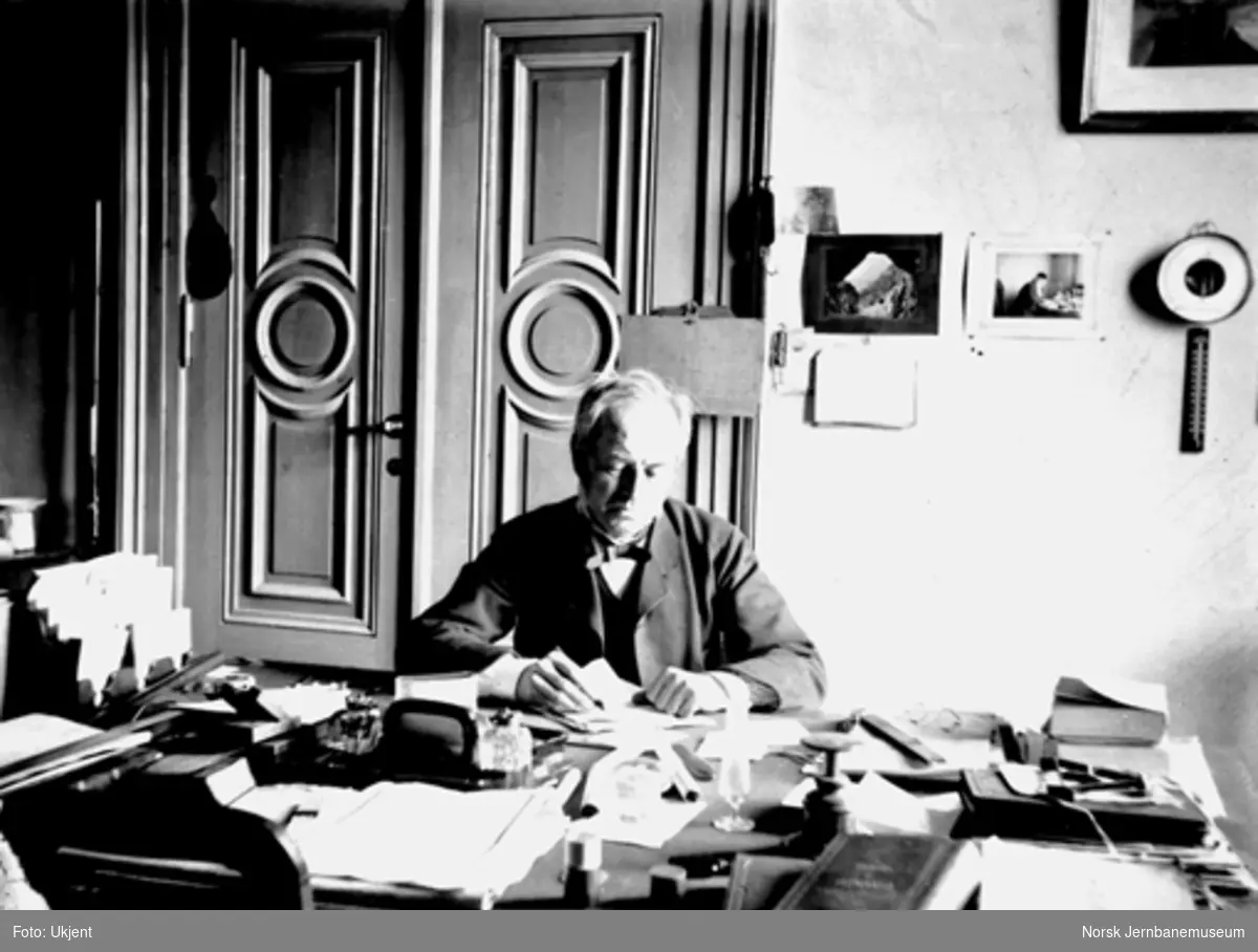 Carl Abraham Pihl ved sitt skrivebord