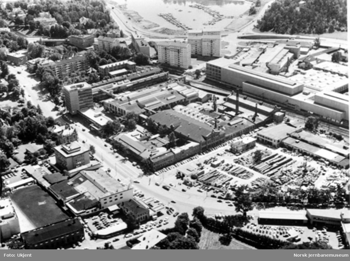 Flyfoto av Thunes mekaniske værksteds anlegg på Skøyen i Oslo