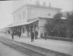 Tønsberg stasjonsbygning med personalet på plattformen