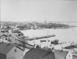 Oversiktsbilde fra Larvik med deler av stasjonen og havnen