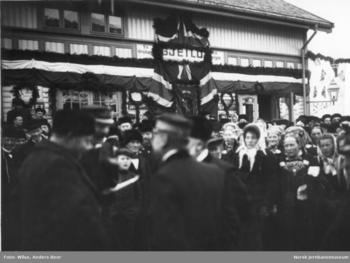 Folkemengden på en pyntet Geilo stasjon ved Bergensbanens åpning