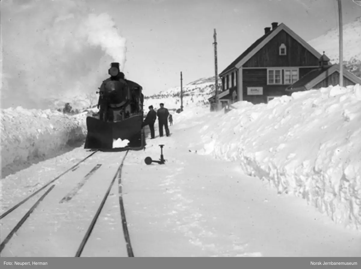 Bjorli stasjon : vinterbilde med østgående damplokomotiv i spor 1