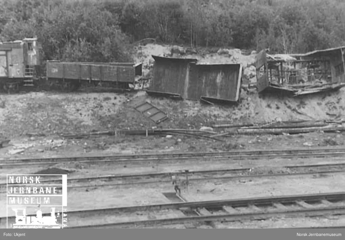 Bombekrater og ødelagte godsvogner på Dombås stasjon