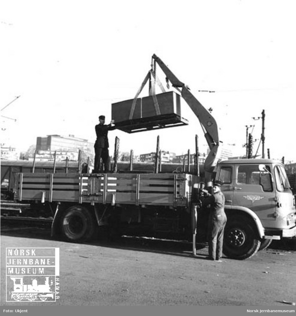 Bedford lastebil med kran, tilhørende NSB Biltrafikk